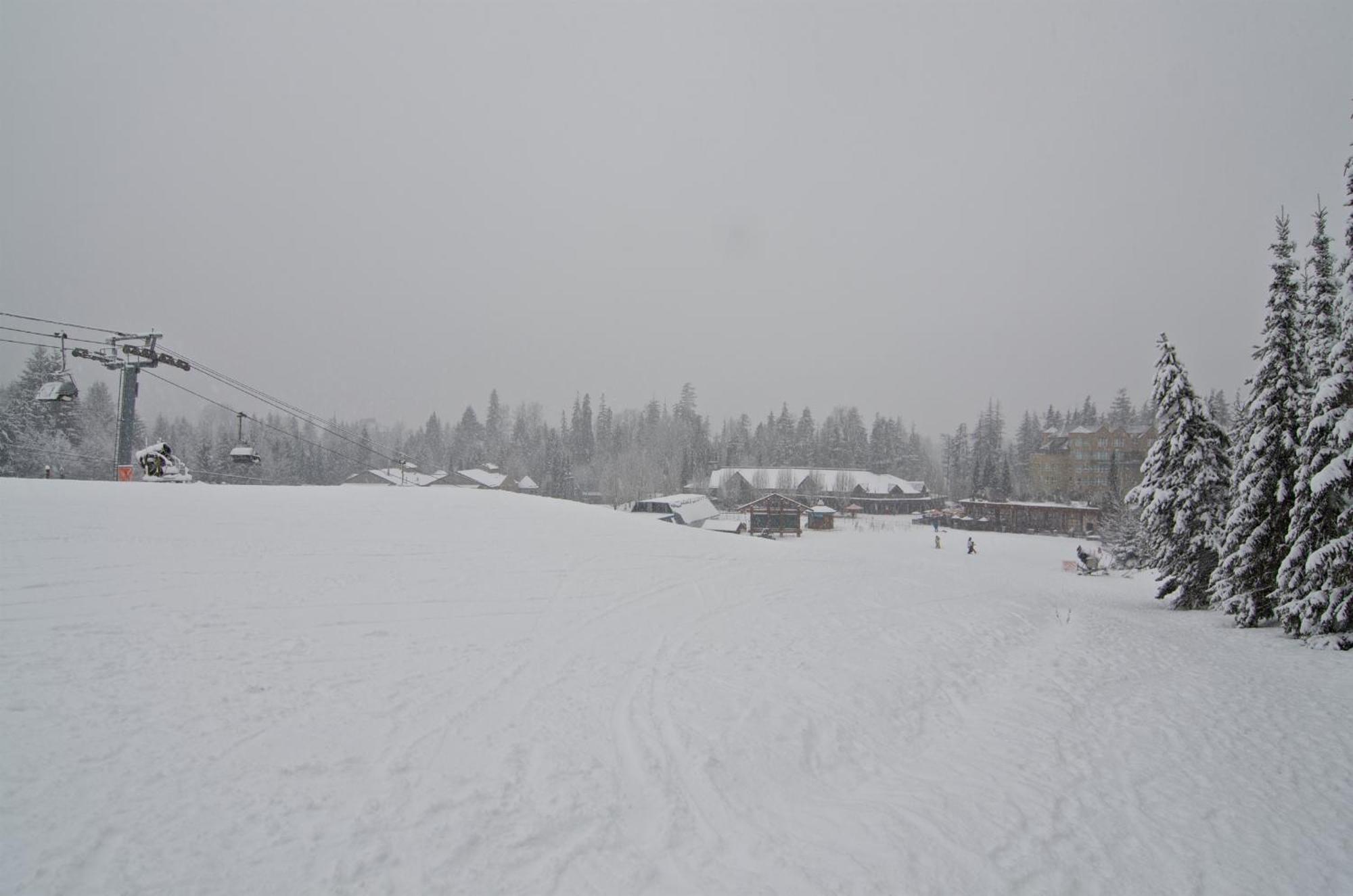 Aspens On The Mountain Ski In Out Whistler Exterior photo