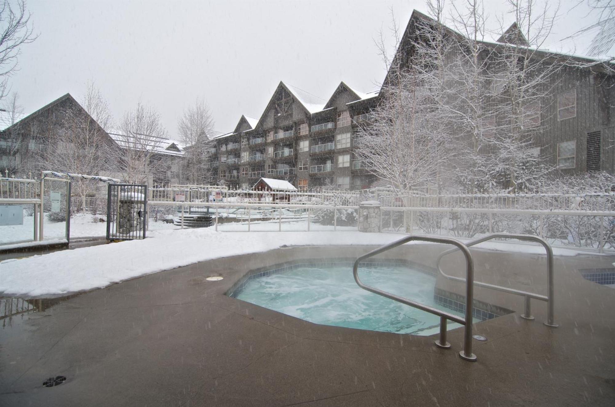 Aspens On The Mountain Ski In Out Whistler Exterior photo
